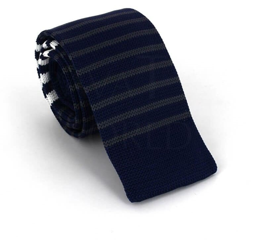 Cravate en tricot bleu à fines rayures